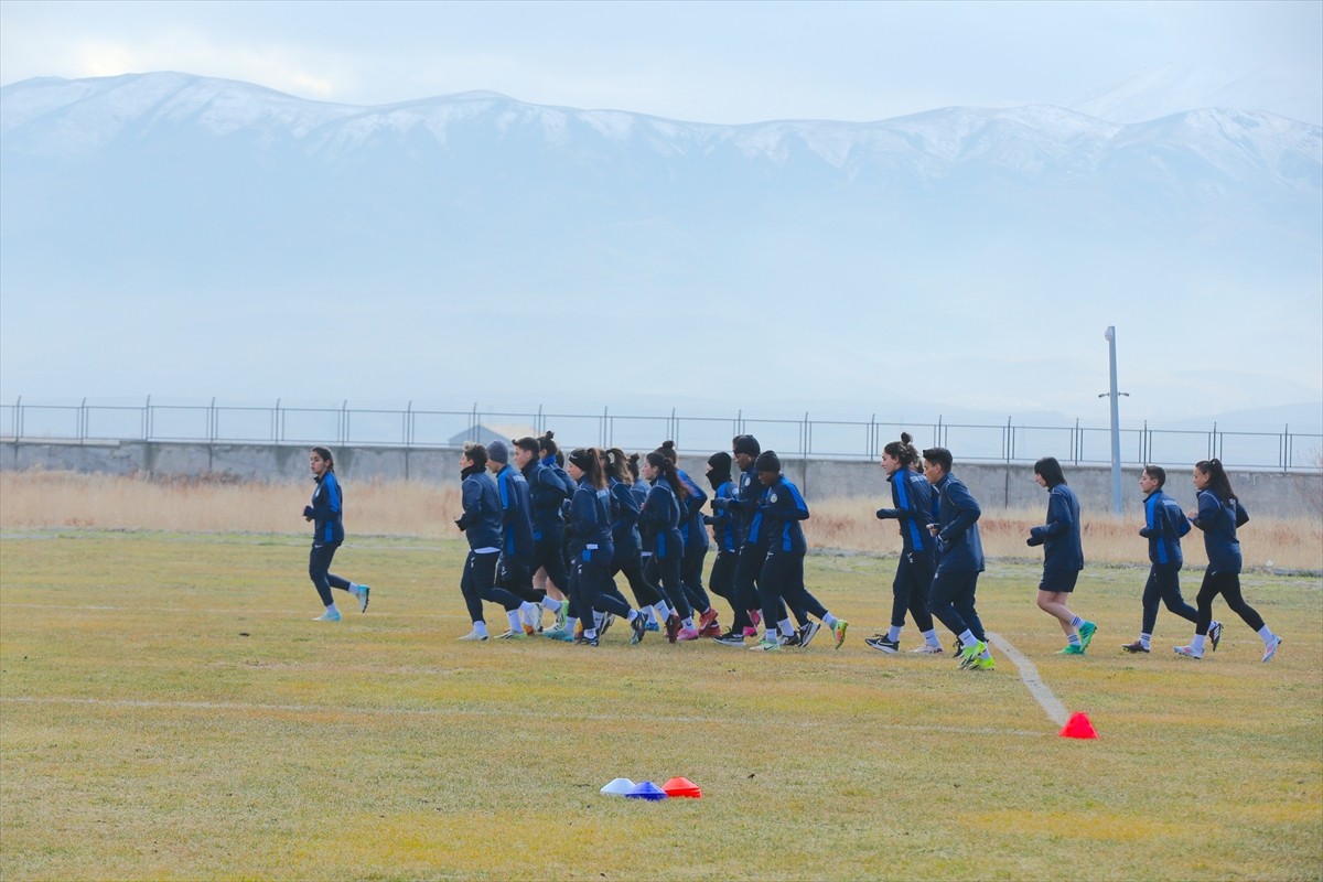 Bu sezon ilk 6 haftada topladığı 16 puanla kendi grubunda lider olan Yüksekova Spor Kulübü...