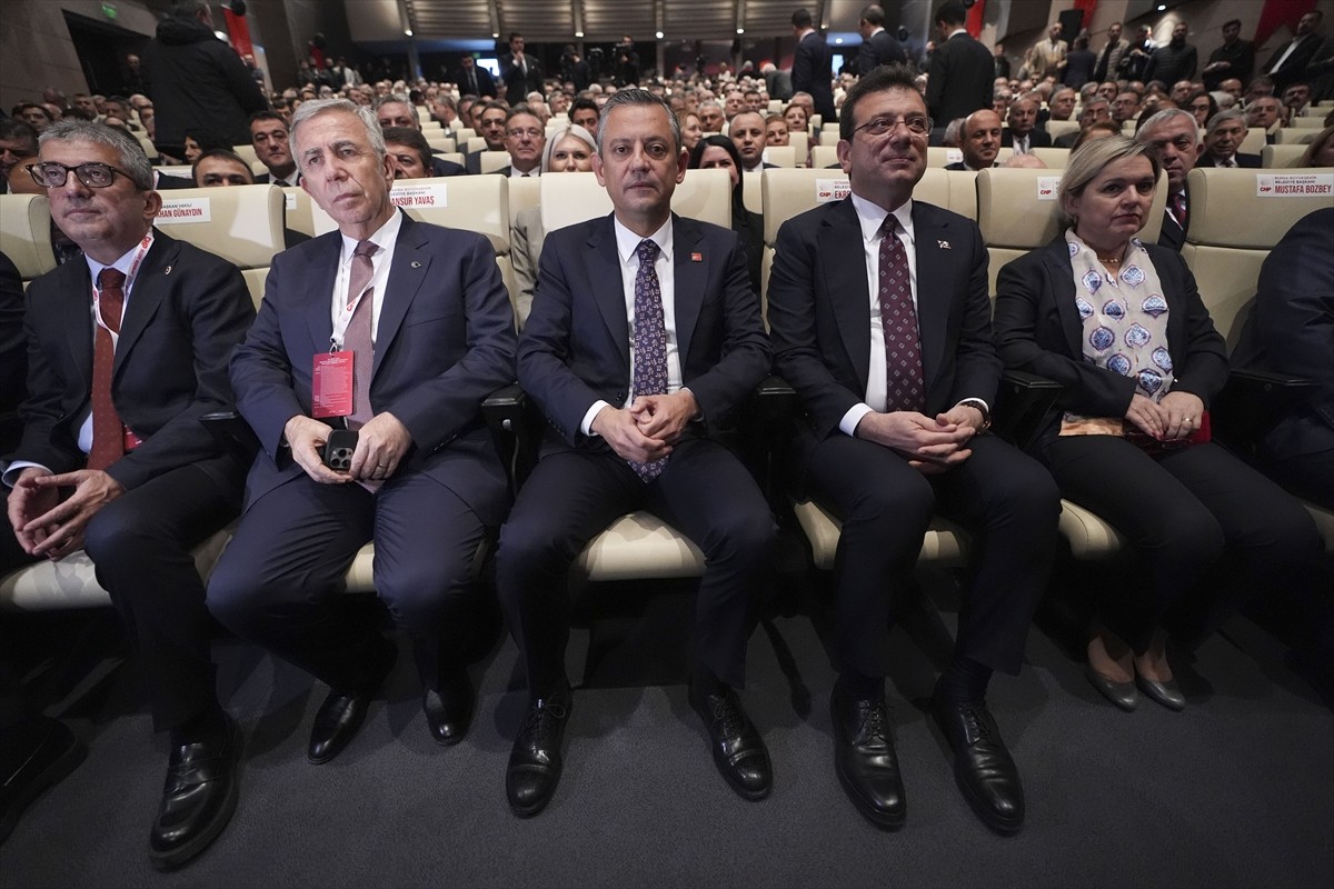 CHP Genel Başkanı Özgür Özel (sol3), Ankara Büyükşehir Belediye Başkanı Mansur Yavaş (sol2) ve...