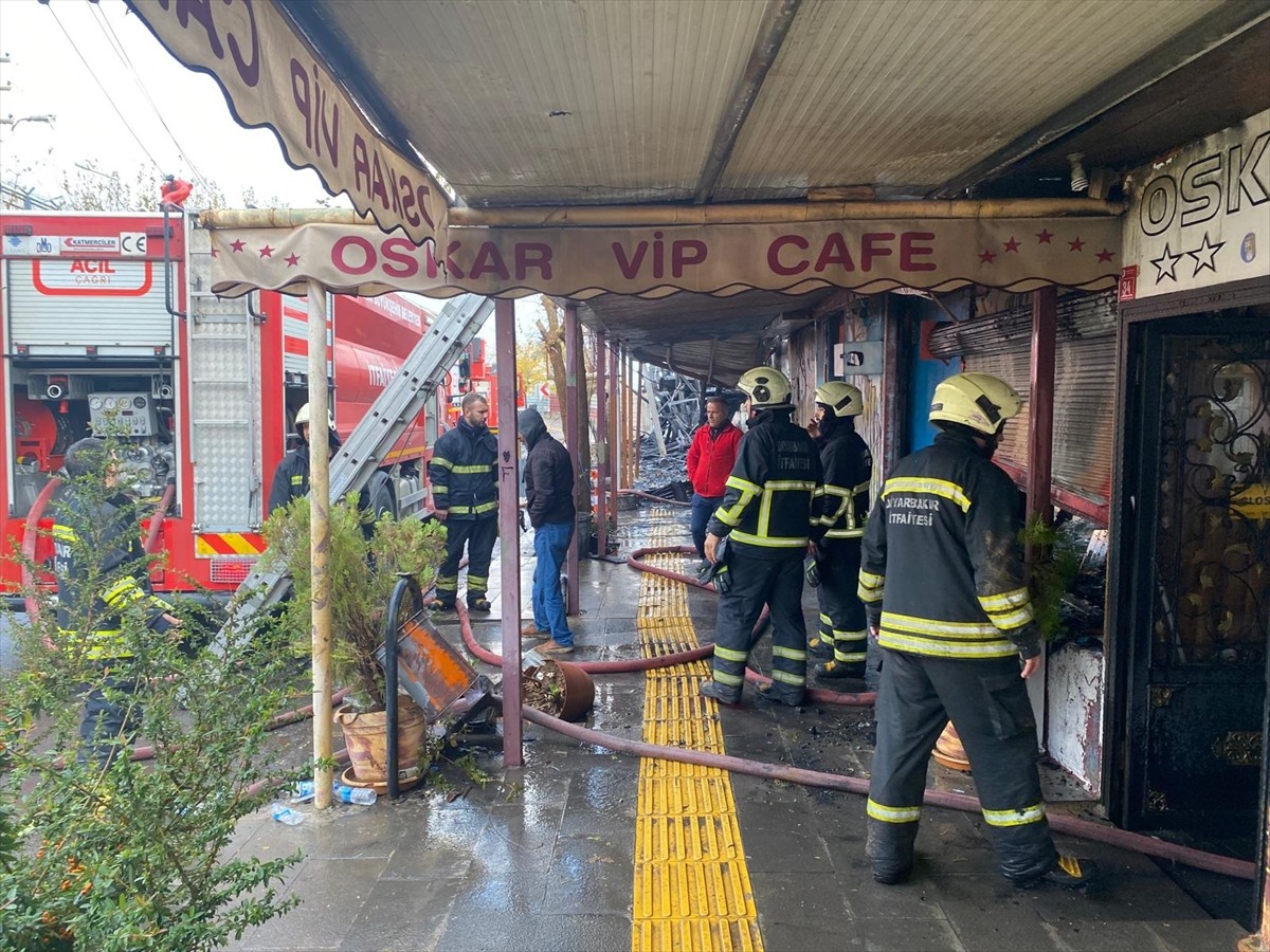 Diyarbakır'da bir kafede başlayıp bitişikteki kafeye de sıçrayan yangın kontrol altına alındı....