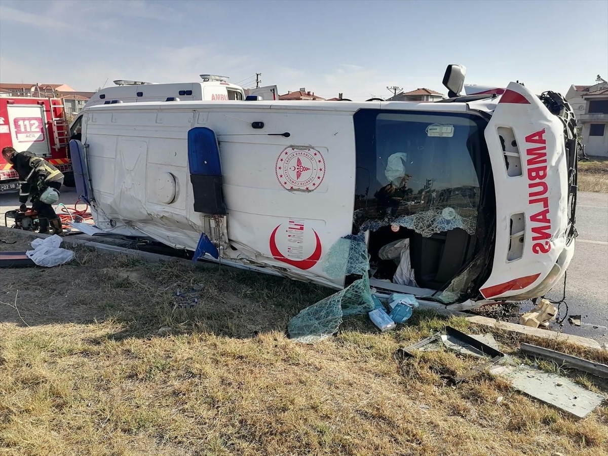 Edirne'nin Uzunköprü ilçesinde ambulansla otomobilin çarpıştığı kazada 7 kişi...