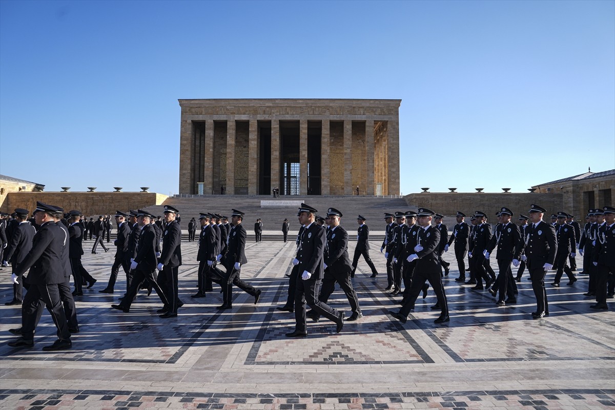 Emniyet Genel Müdürü Mahmut Demirtaş ve beraberindeki heyet, Büyük Önder Mustafa Kemal Atatürk'ün...