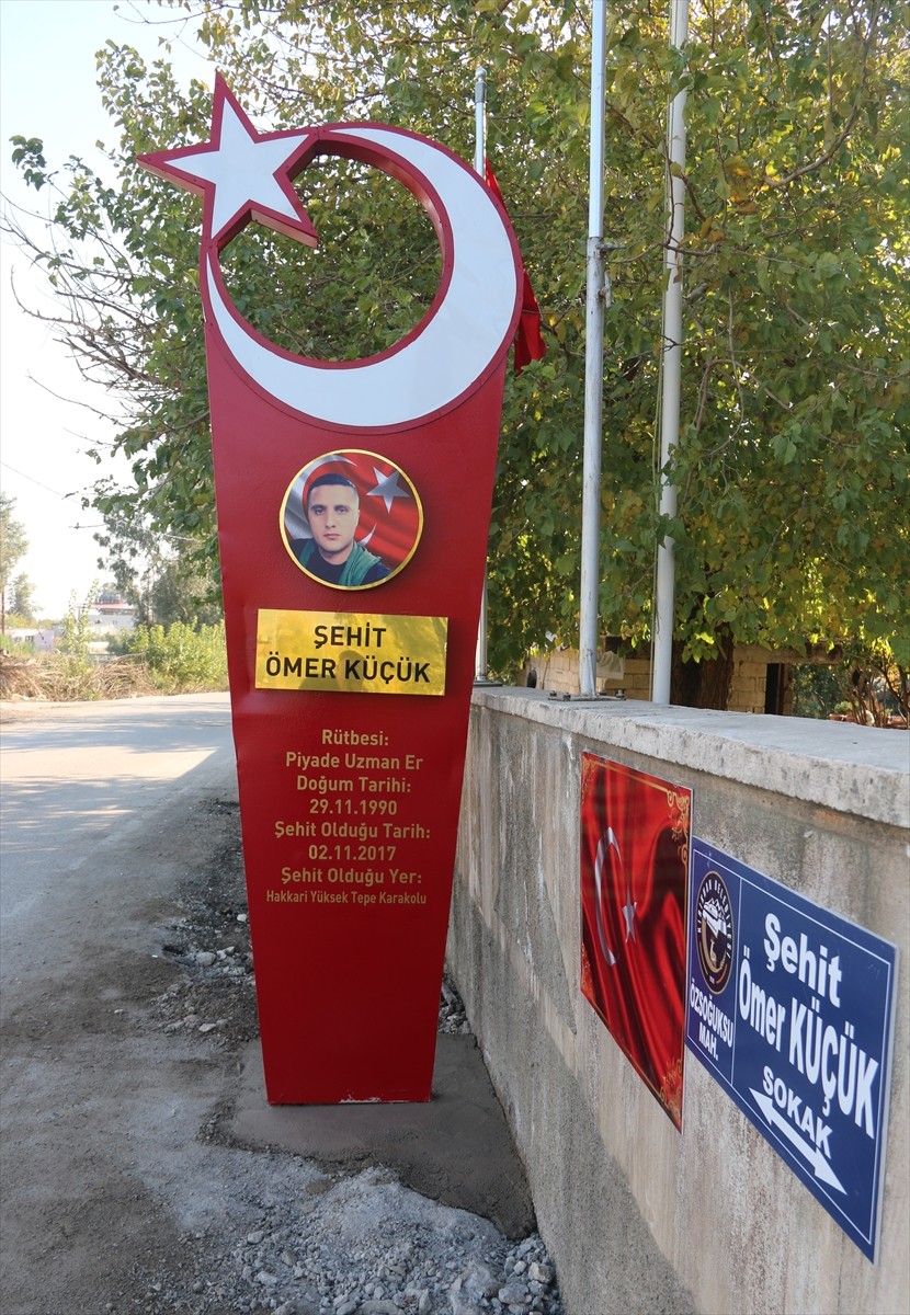 Hatay'ın Kırıkhan ilçesinde şehit Piyade Sözleşmeli Er Ömer Küçük'ün zarar verilen anıtı, jandarma...