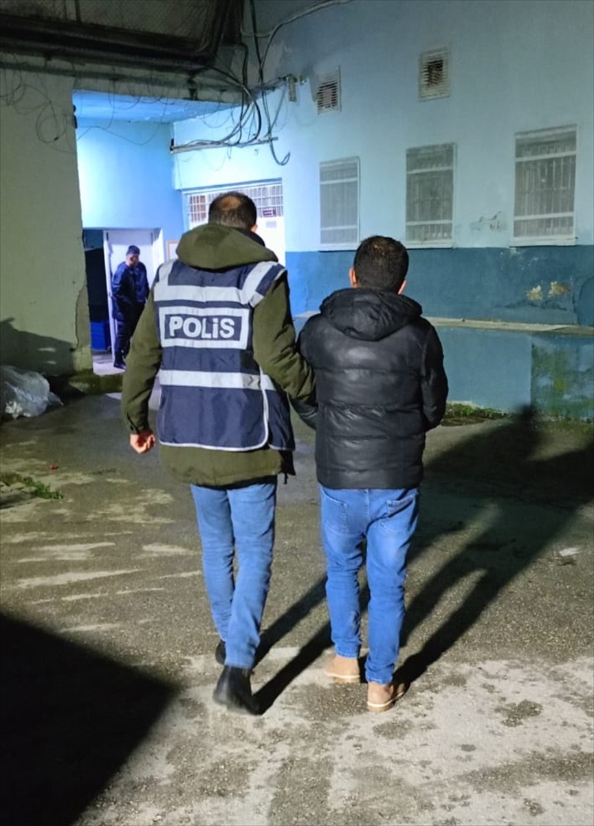 Kastamonu'da, çeşitli suçlardan haklarında kesinleşmiş hapis cezası bulunan 3 firari hükümlü...