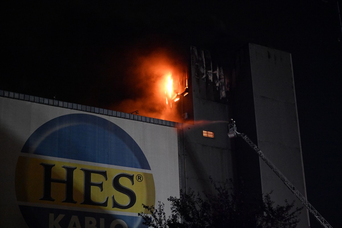 Kayseri'nin Hacılar ilçesinde kablo üretimi yapan fabrikada çıkan yangın kontrol altına alındı....