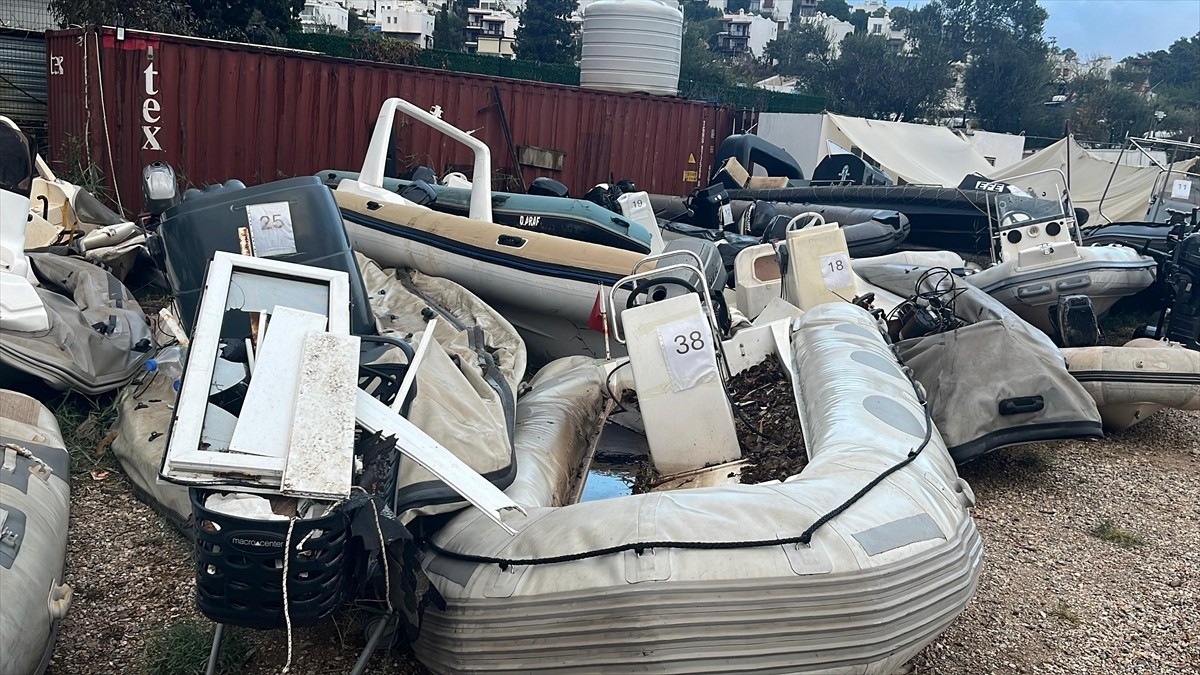 Muğla'nın Bodrum ilçesinde göçmen kaçakçılığında yakalanan 38 deniz taşıtı, ihaleyle satıldı....