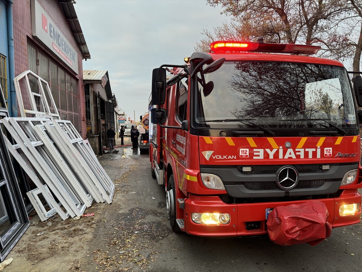 Nevşehir'de sanayi sitesindeki bir kaportacı dükkanında çıkan yangın itfaiye ekipleri tarafından...