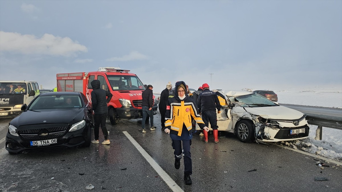 Samsun-Çorum kara yolu, Mecitözü Tanrıvermiş köyü yakınlarında 7 otomobil ve 1 tırın karıştığı...