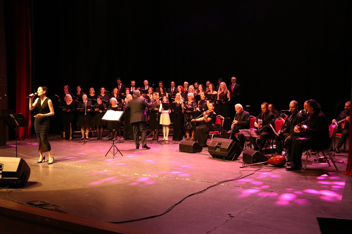 Tekirdağ'da kurulan Türk Sanat Müziği Korosu'nda yer alan 44 öğretmen, derslerden arta kalan...