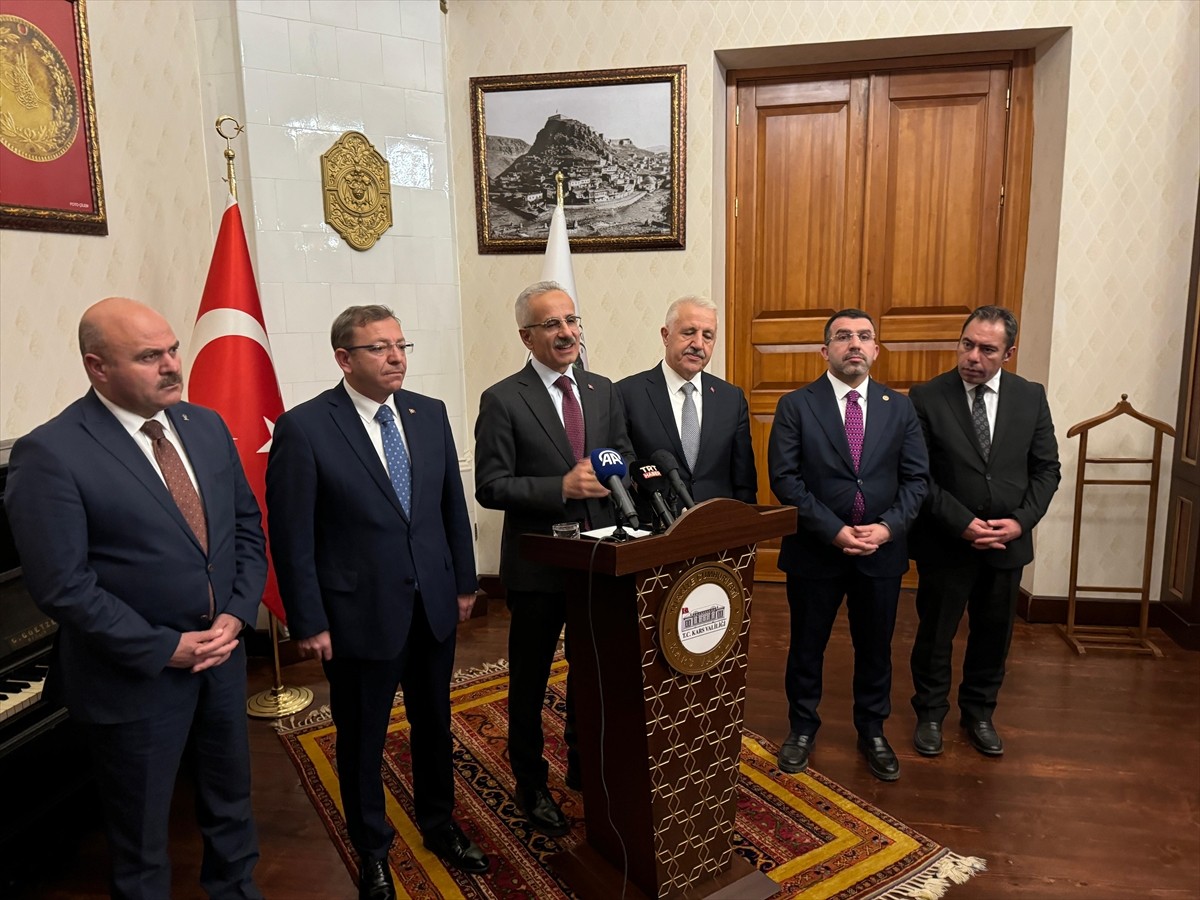 Ulaştırma ve Altyapı Bakanı Abdulkadir Uraloğlu (ortada), Kars Valiliği'nde düzenlenen İl...