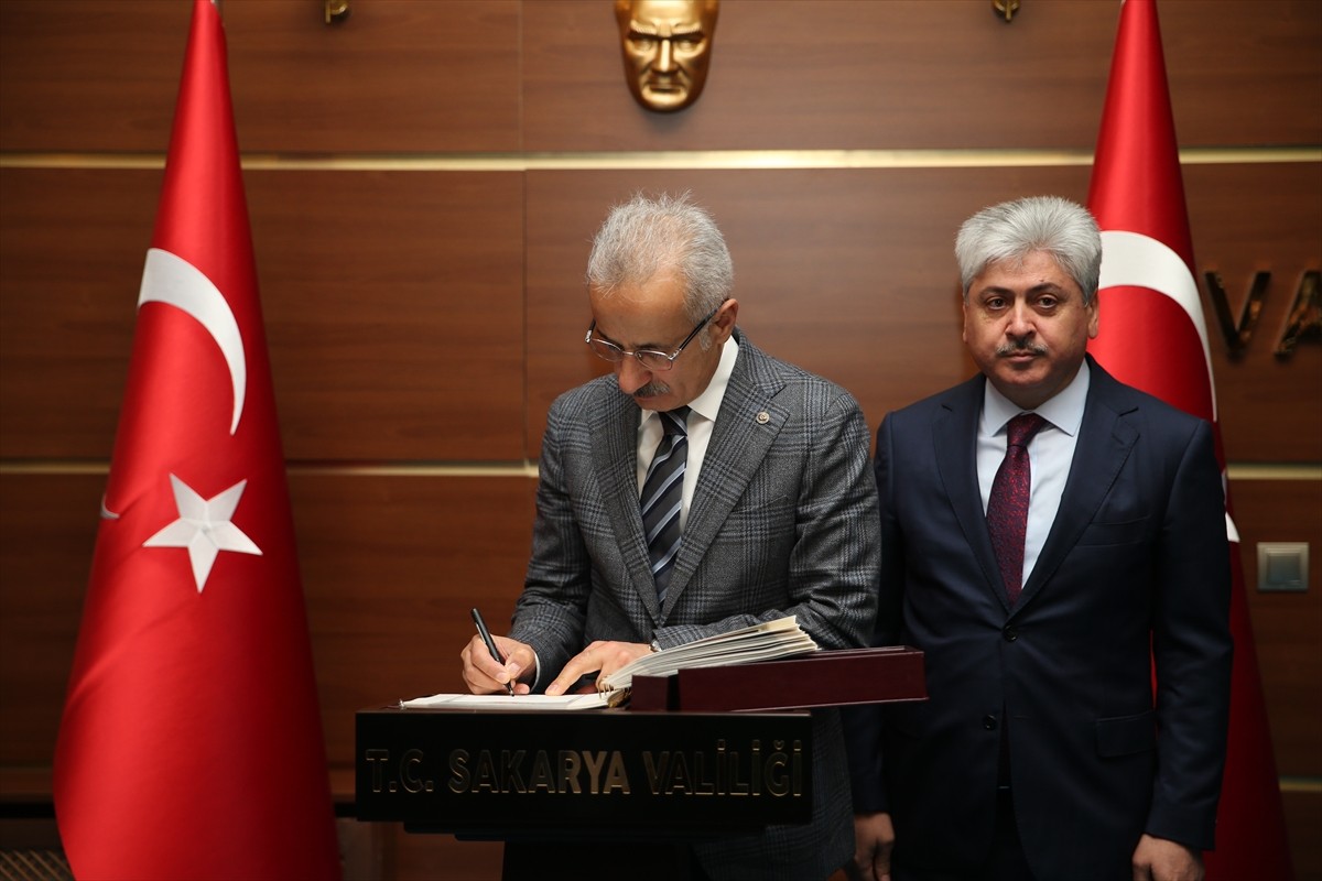 Ulaştırma ve Altyapı Bakanı Abdulkadir Uraloğlu, Sakarya Valiliğini ziyaret etti. Bakan Uraloğlu...