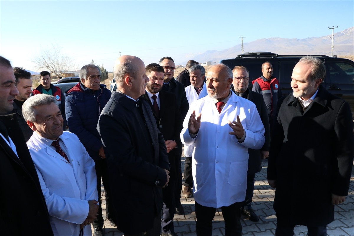 Yükseköğretim Kurulu (YÖK) Başkanı Prof. Dr. Erol Özvar (sağda), Niğde Ömer Halisdemir...