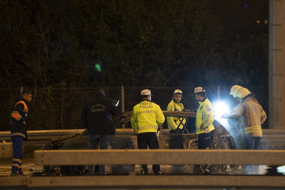15 Temmuz Şehitler Köprüsü'nde seyir halindeki otomobilde çıkan yangın itfaiye ekiplerince...