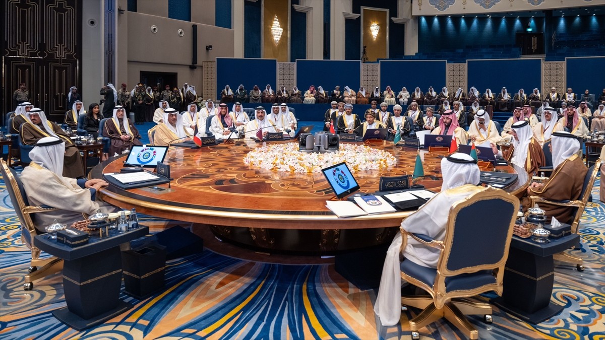 45. Körfez İşbirliği Konseyi (KİK) Zirvesi, üye ülkelerin liderleri ve temsilcilerinin katılımıyla...