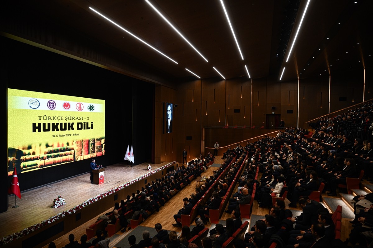 Adalet Bakanı Yılmaz Tunç, Atatürk Kültür, Dil ve Tarih Yüksek Kurumu'nda, "Türkçe Şurası-2 Hukuk...