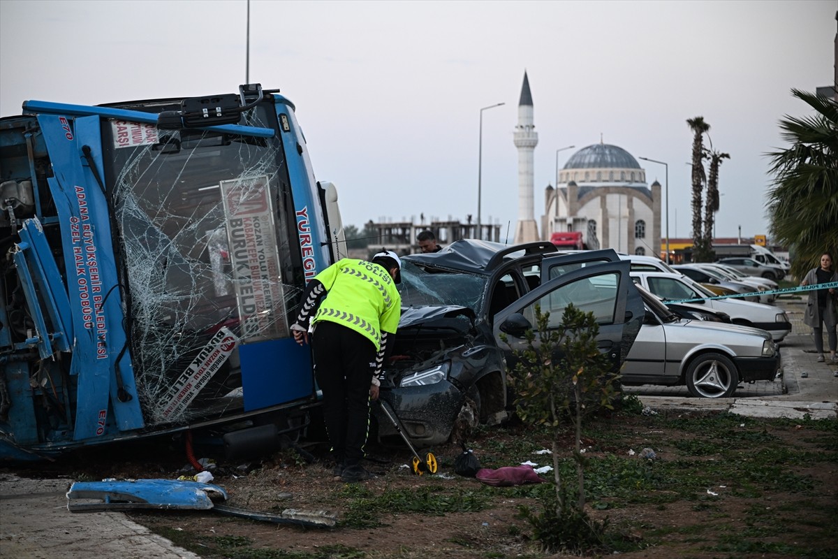 Adana'da cip ile çarpışan özel halk otobüsü devrildi, 7 kişi yaralandı.