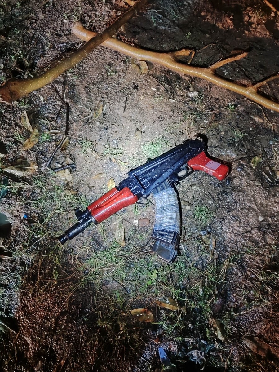 Adana'da iki iş yerinin kurşunlanmasıyla ilgili aranan 3 şüpheli yakalandı. Adreslerde yapılan...