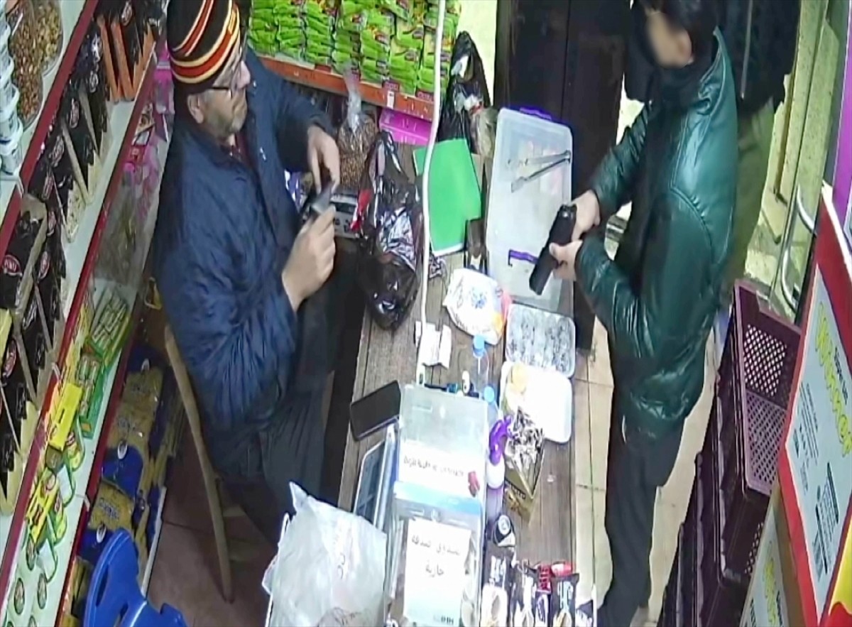 Adana'daki bir kuyumcuyu silahla soyma girişimleri başarısız olduktan sonra bir bakkala girerek iş...