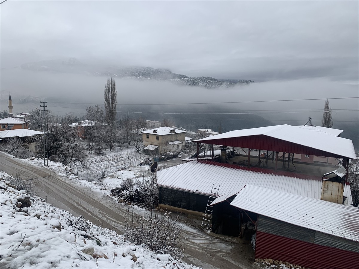 Adana'nın Aladağ ilçesinde yoğun kar yağışı nedeniyle bazı mahalleler beyaz örtüyle...