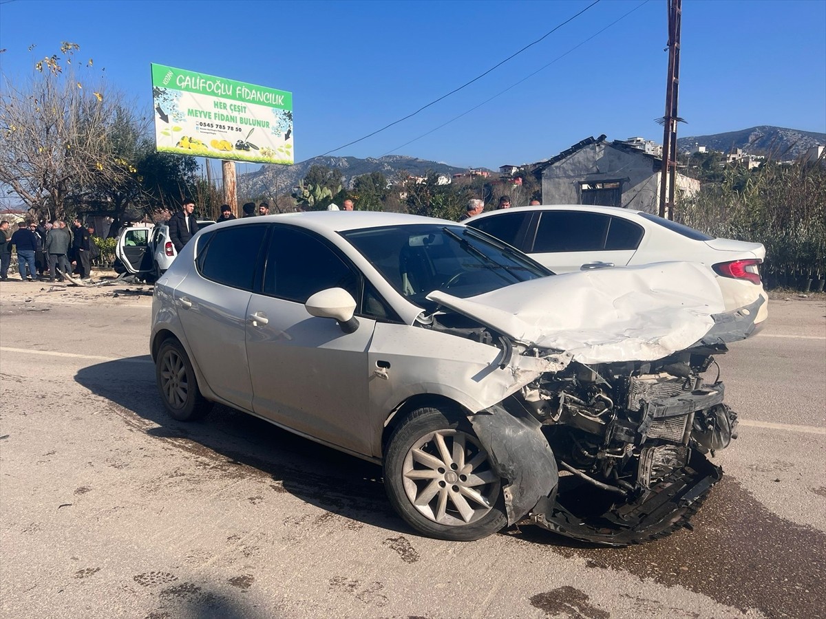 Adana'nın Kozan ilçesinde cip ile otomobilin çarpışması sonucu 4 kişi yaralandı.