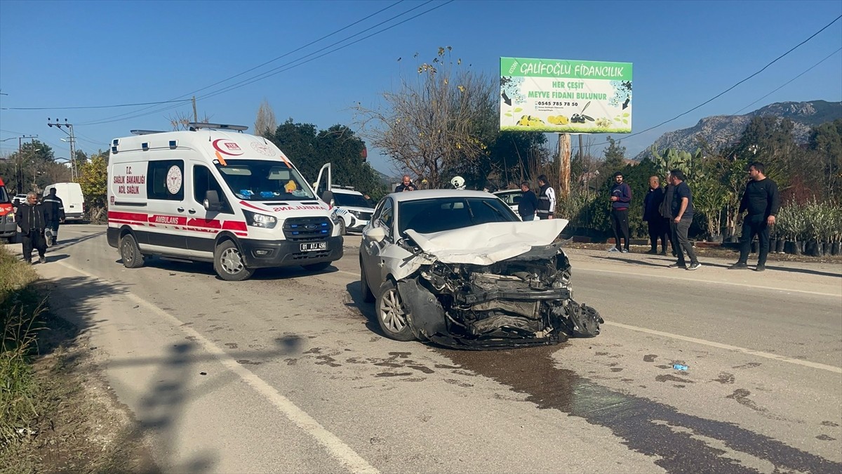 Adana'nın Kozan ilçesinde cip ile otomobilin çarpışması sonucu 4 kişi yaralandı.
