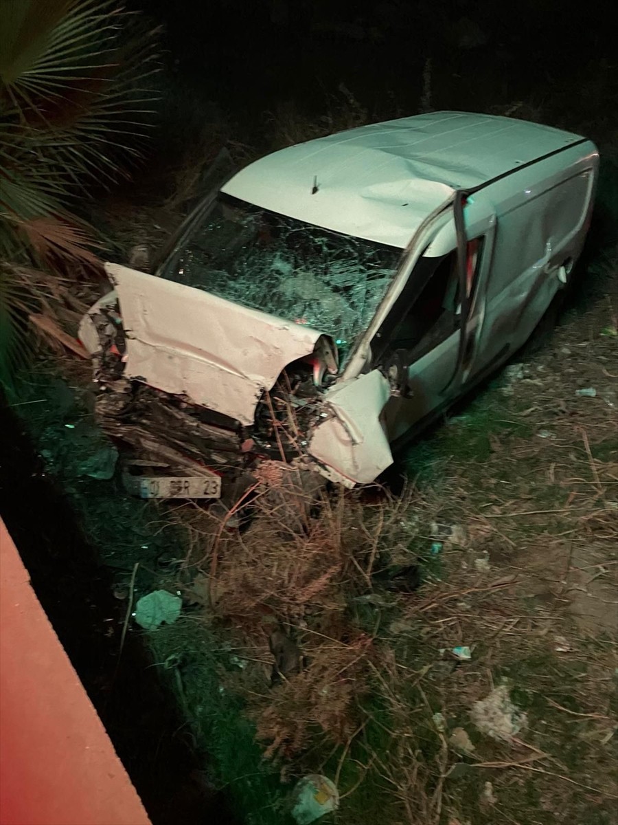 Adana'nın merkez Sarıçam ilçesinde yoldan çıkıp duvara çarpan hafif ticari aracın sürücüsü...