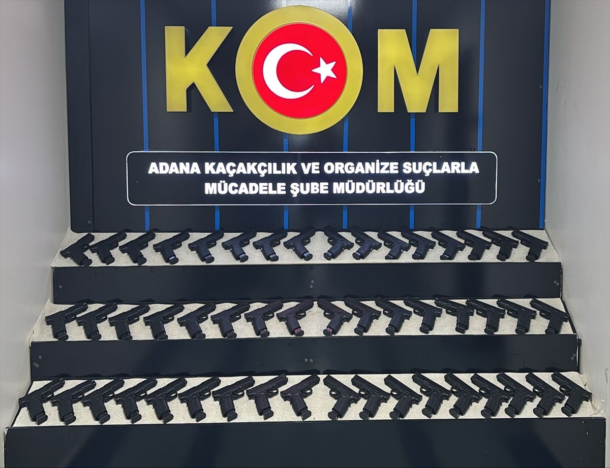 Adana'nın merkez Seyhan ilçesinde, durdurulan bir otomobilde 50 ruhsatsız tabanca ele geçirildi...