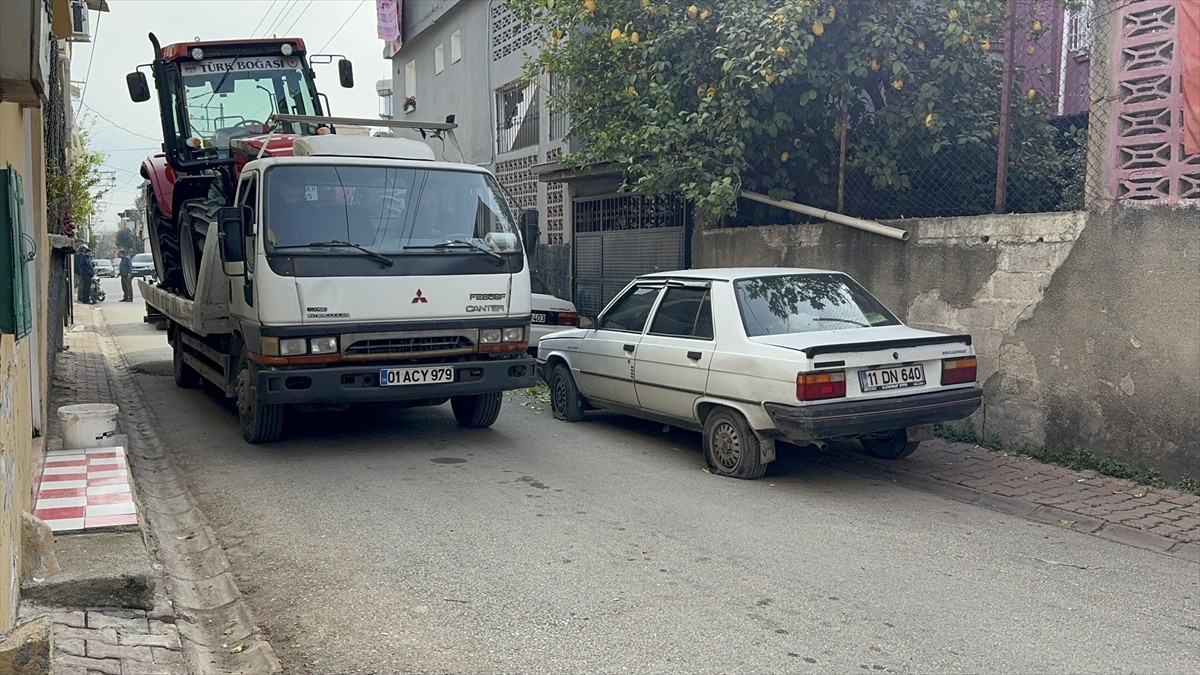 Adana'nın merkez Yüreğir ilçesinde bıçakla 34 aracın lastiğini kesen 2 şüpheli gözaltına alındı....