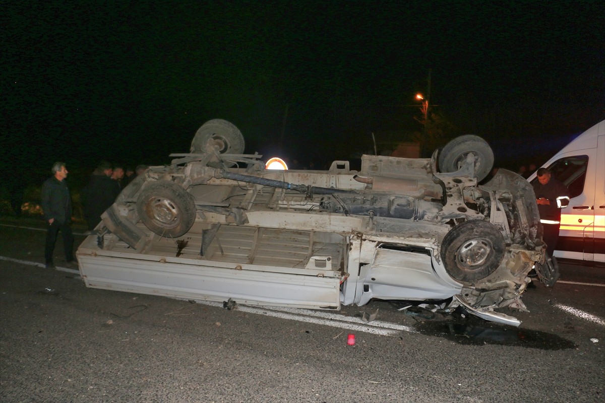 Adana'nın Pozantı ilçesinde takla atan kamyonetteki 1 kişi öldü, 2 kişi yaralandı.
