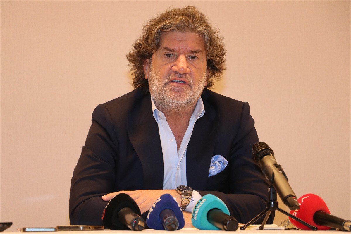 Adana Demirspor eski başkanı Metin Korkmaz, bir otelde düzenlediği basın toplantısında...