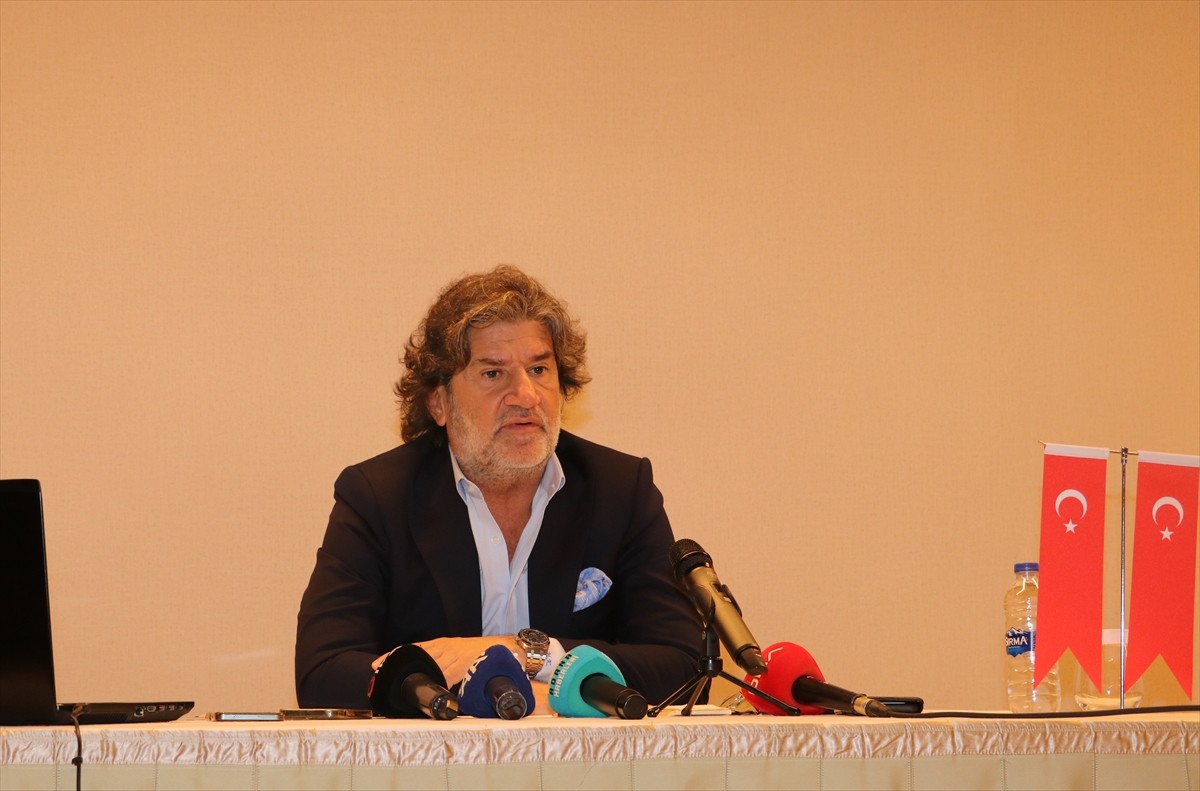 Adana Demirspor eski başkanı Metin Korkmaz, bir otelde düzenlediği basın toplantısında...
