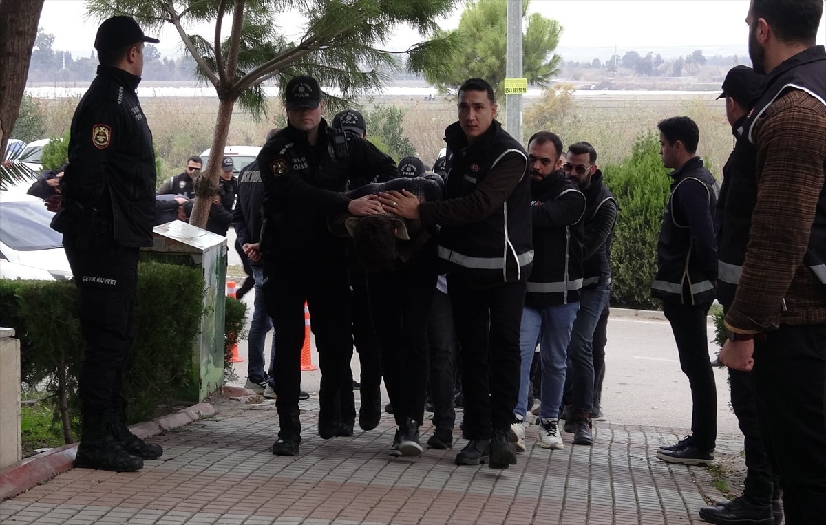 Adana merkezli 13 ilde düzenlenen operasyonda, 38 kişiyi yaklaşık 10 milyon lira dolandırdıkları...