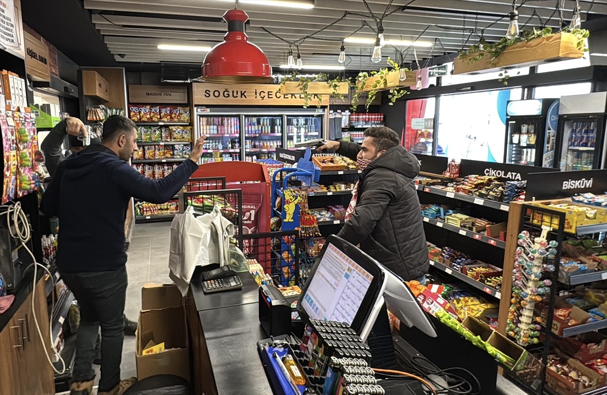 Adıyaman polis ekipleri tarafından bir petrol istasyonunda rehine kurtarma tatbikatı...