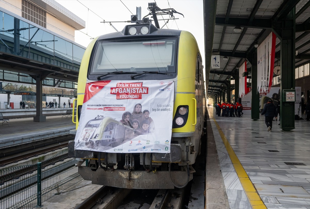 Afet ve Acil Durum Yönetimi Başkanlığı (AFAD) koordinasyonunda insani yardım malzemelerini taşıyan...
