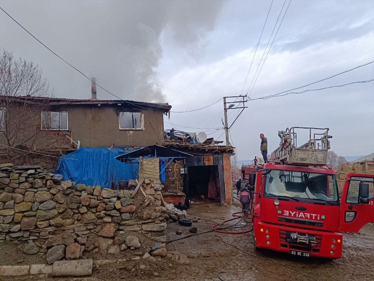 Afyonkarahisar'ın Sandıklı ilçesinde iki katlı ahşap evde çıkan yangın hasara neden oldu. İhbar...