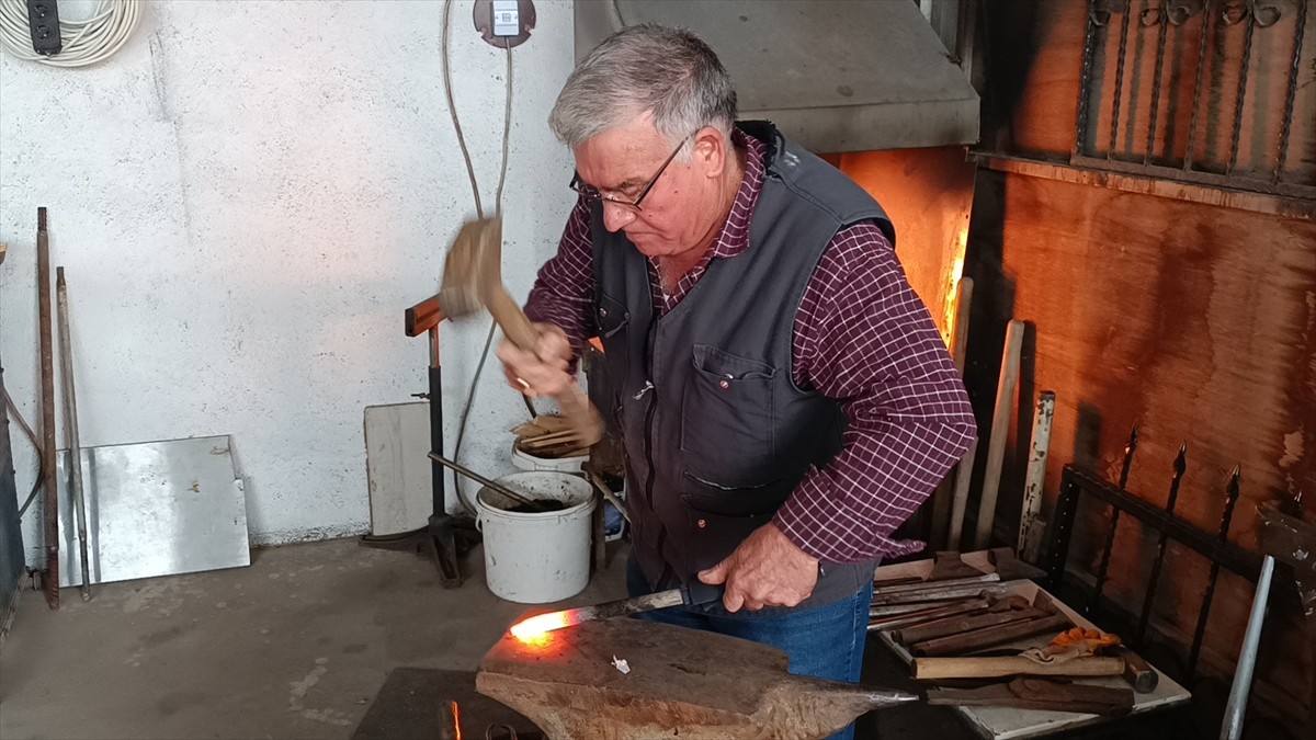 Afyonkarahisar'ın Sandıklı ilçesinde yaşayan Osman Sivrikaya, baba mesleği demirci ustalığını...