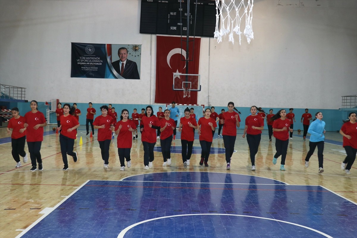 Ağrı'daki okullarda yapılan taramalarla yetenekleri keşfedilen öğrenciler, Gençlik ve Spor İl...