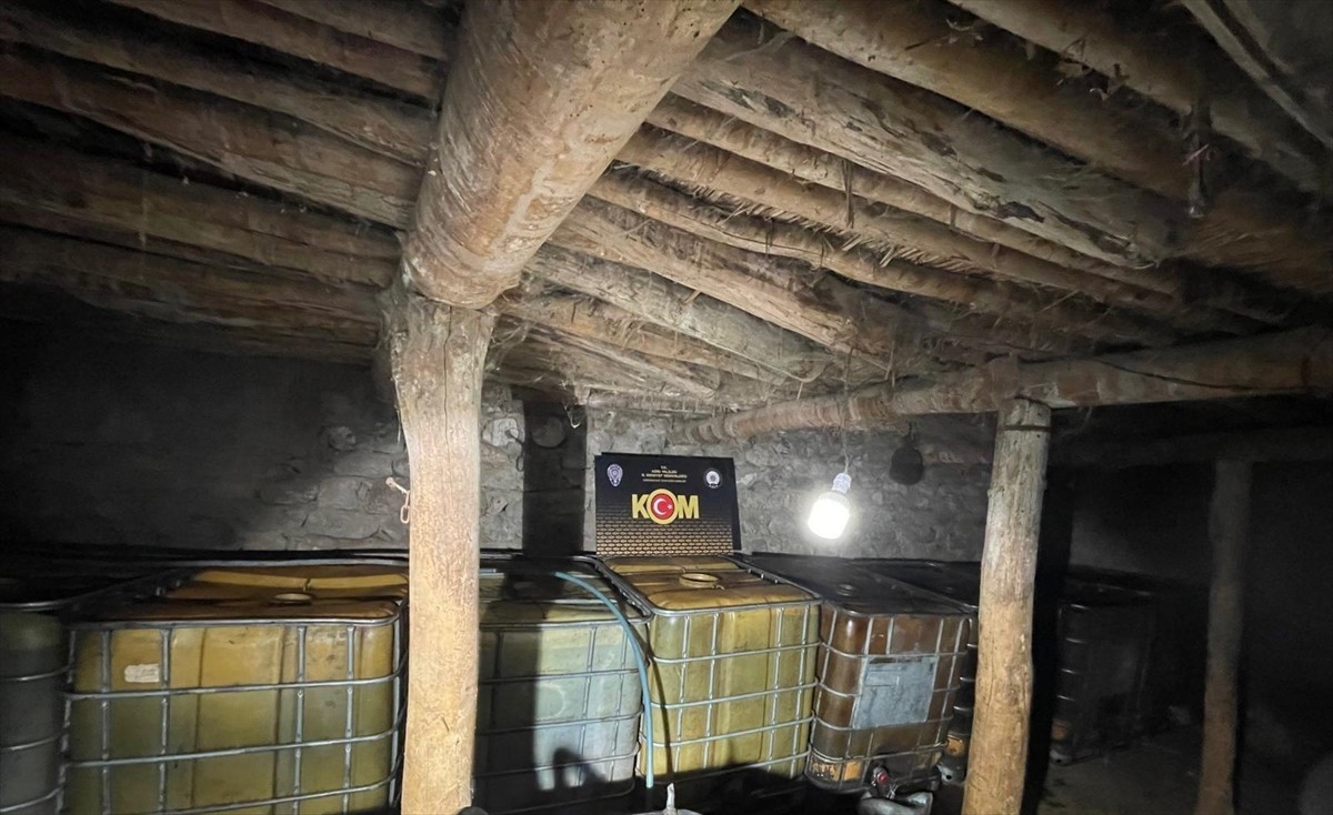 Ağrı'nın Doğubayazıt ilçesinde, baraka tarzı bir yapıda 8 ton 510 litre kaçak motorin ele...