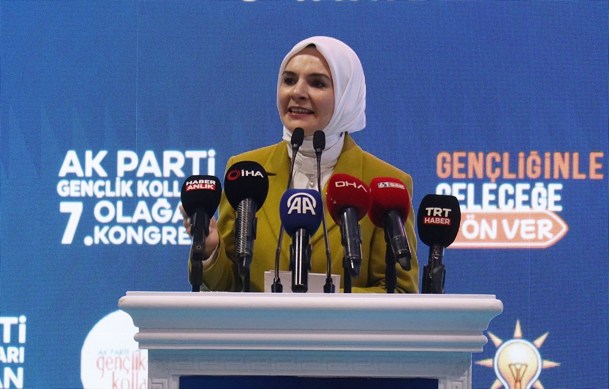 Aile ve Sosyal Hizmetler Bakanı Mahinur Özdemir Göktaş, Akçaabat Belediyesi Gençlik Merkezi'nde...