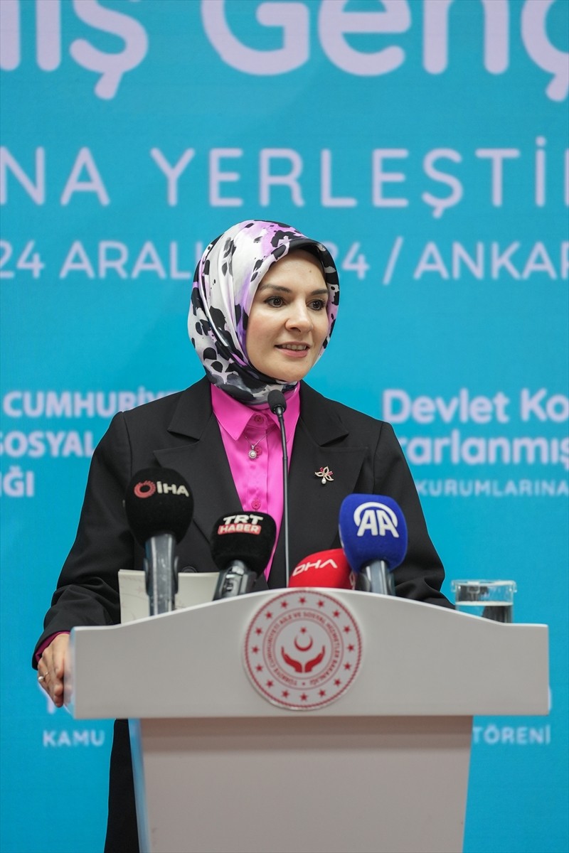 Aile ve Sosyal Hizmetler Bakanı Mahinur Özdemir Göktaş, bakanlıkta düzenlenen "Devlet Korumasından...