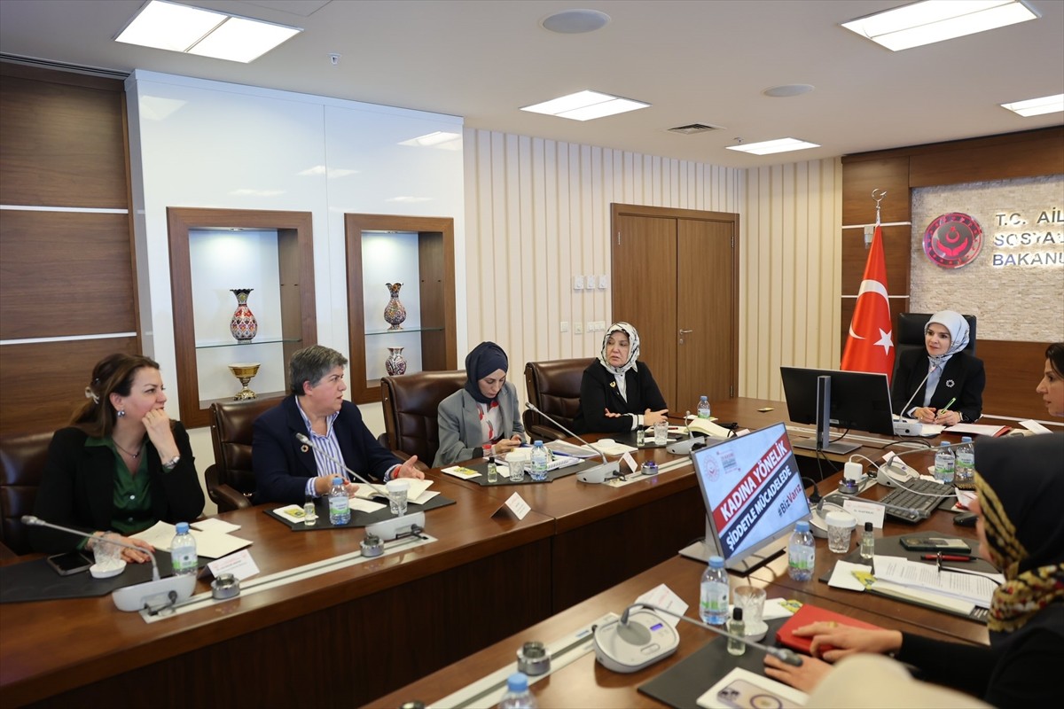 Aile ve Sosyal Hizmetler Bakanı Mahinur Özdemir Göktaş, kadınlara yönelik çalışmalar yürüten sivil...