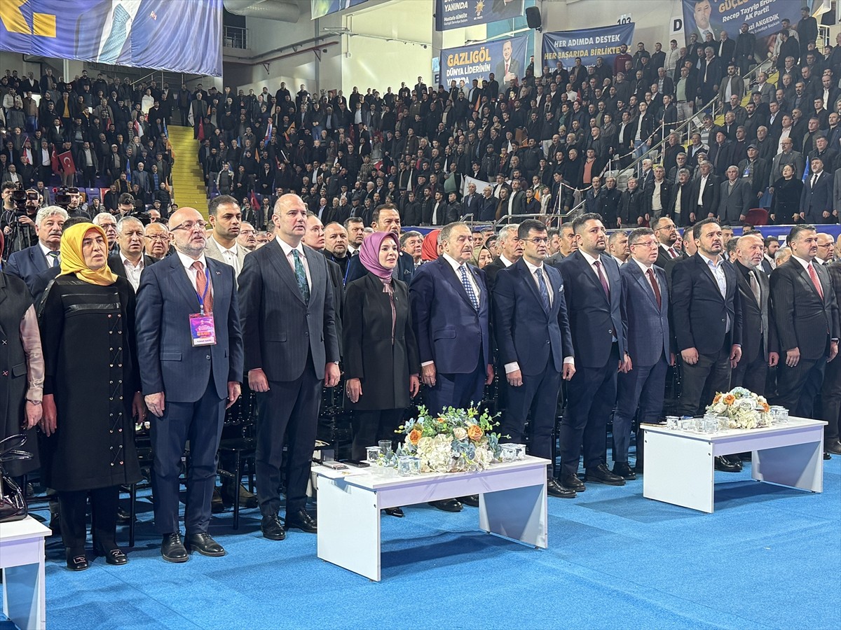 Aile ve Sosyal Hizmetler Bakanı Mahinur Özdemir Göktaş (sağ 2), Veysel Eroğlu Spor Salonu'nda...