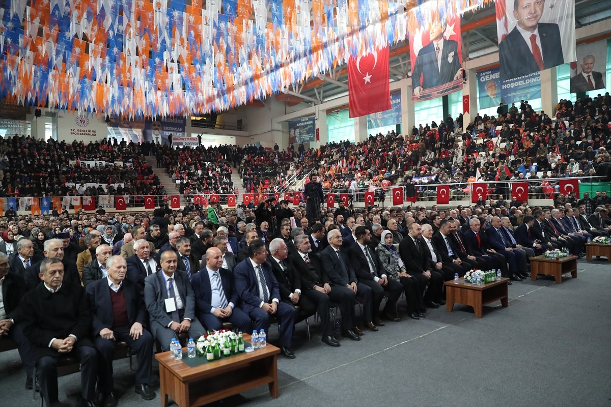 AK Parti Erzincan 8. Olağan İl Kongresi, Merkez Spor Salonu'nda yapıldı. Partililer kongreye ilgi...