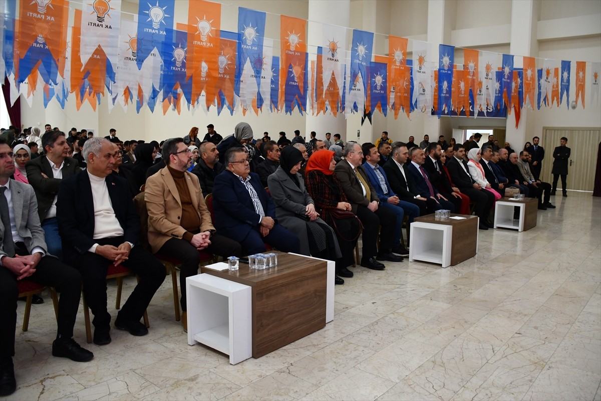 AK Parti Genel Başkan Yardımcısı Hamza Dağ, partisinin Şeyh Edebali Kültür ve Kongre Merkezi'ndeki...