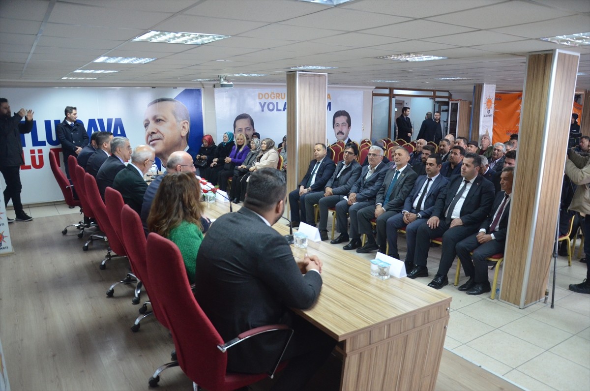 AK Parti Genel Başkan Yardımcısı Yusuf Ziya Yılmaz (Orta), partisinin Karaman İl Başkanlığında...