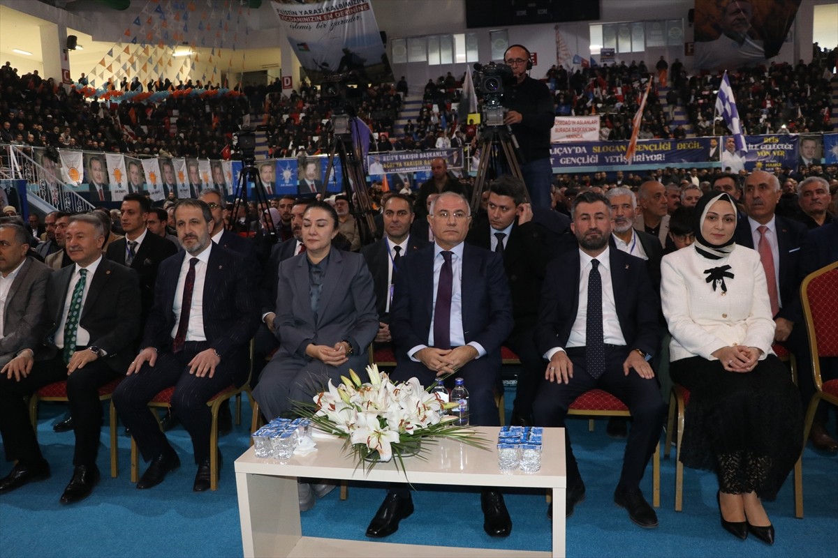 AK Parti Genel Başkanvekili Efkan Ala (sağ 3), Ağrı'da Kapalı Spor Salonu'nda yapılan AK Parti...