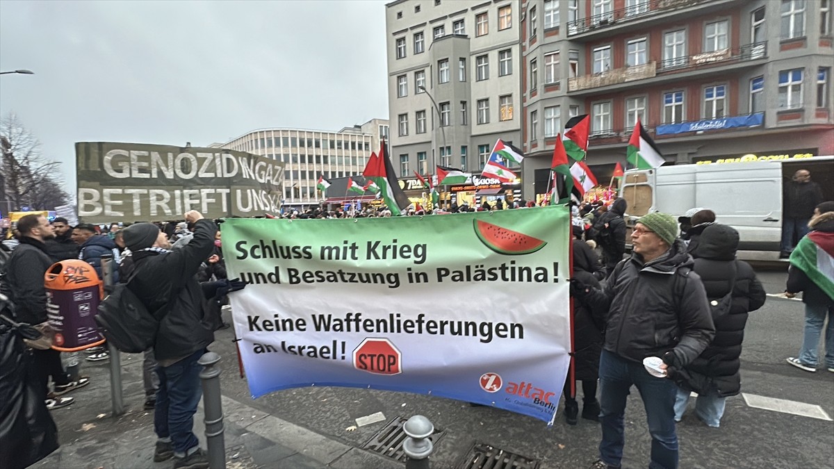 Almanya’nın başkenti Berlin’de İsrail’in Filistin’e yönelik saldırılarını protesto etmek için...