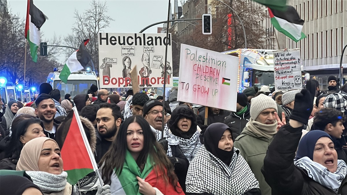 Almanya’nın başkenti Berlin’de İsrail’in Filistin’e yönelik saldırılarını protesto etmek için...