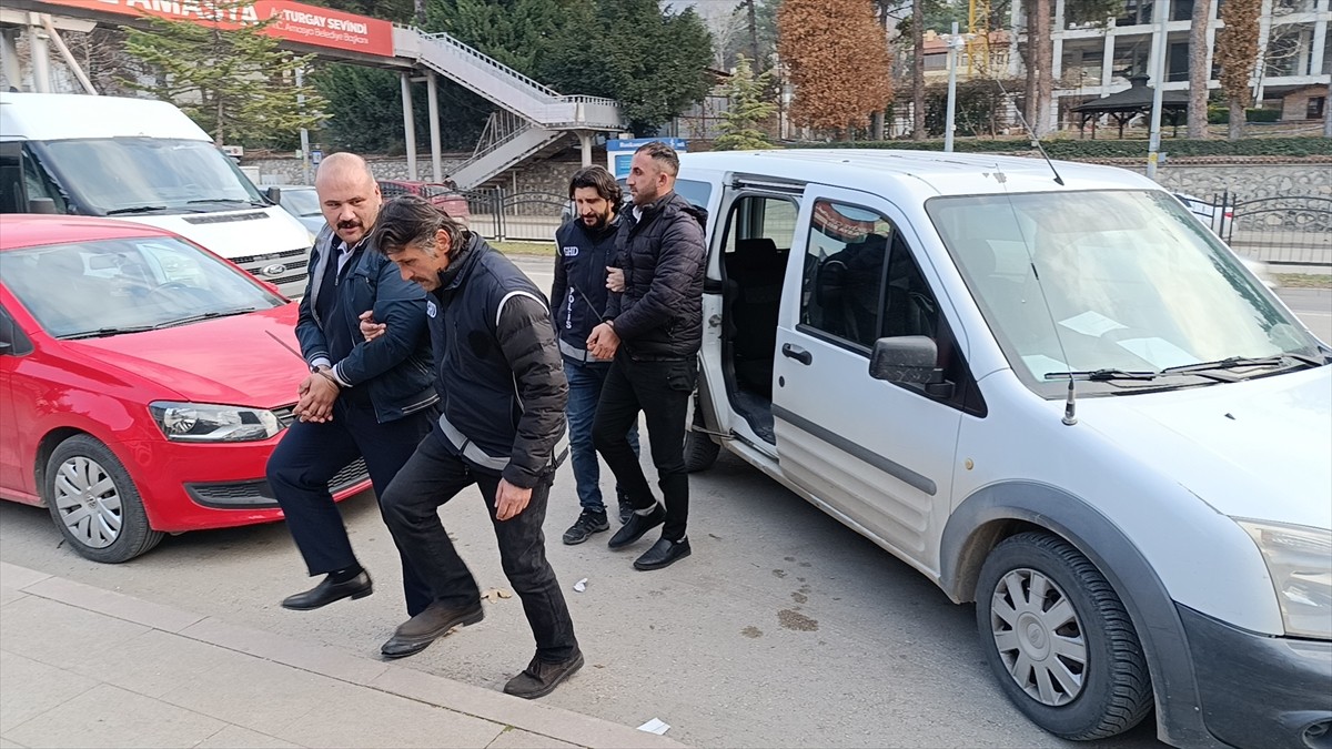 Amasya'da göçmen kaçakçılığı yaptıkları öne sürülen 2 şüpheli tutuklandı.