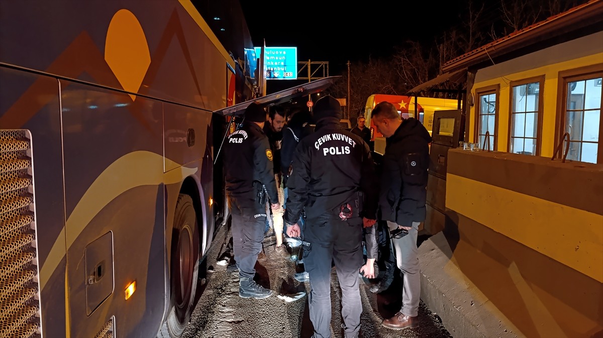 Amasya'da yolcu otobüsünün bagajında 9 düzensiz göçmen yakalandı, sürücü ve muavin gözaltına...