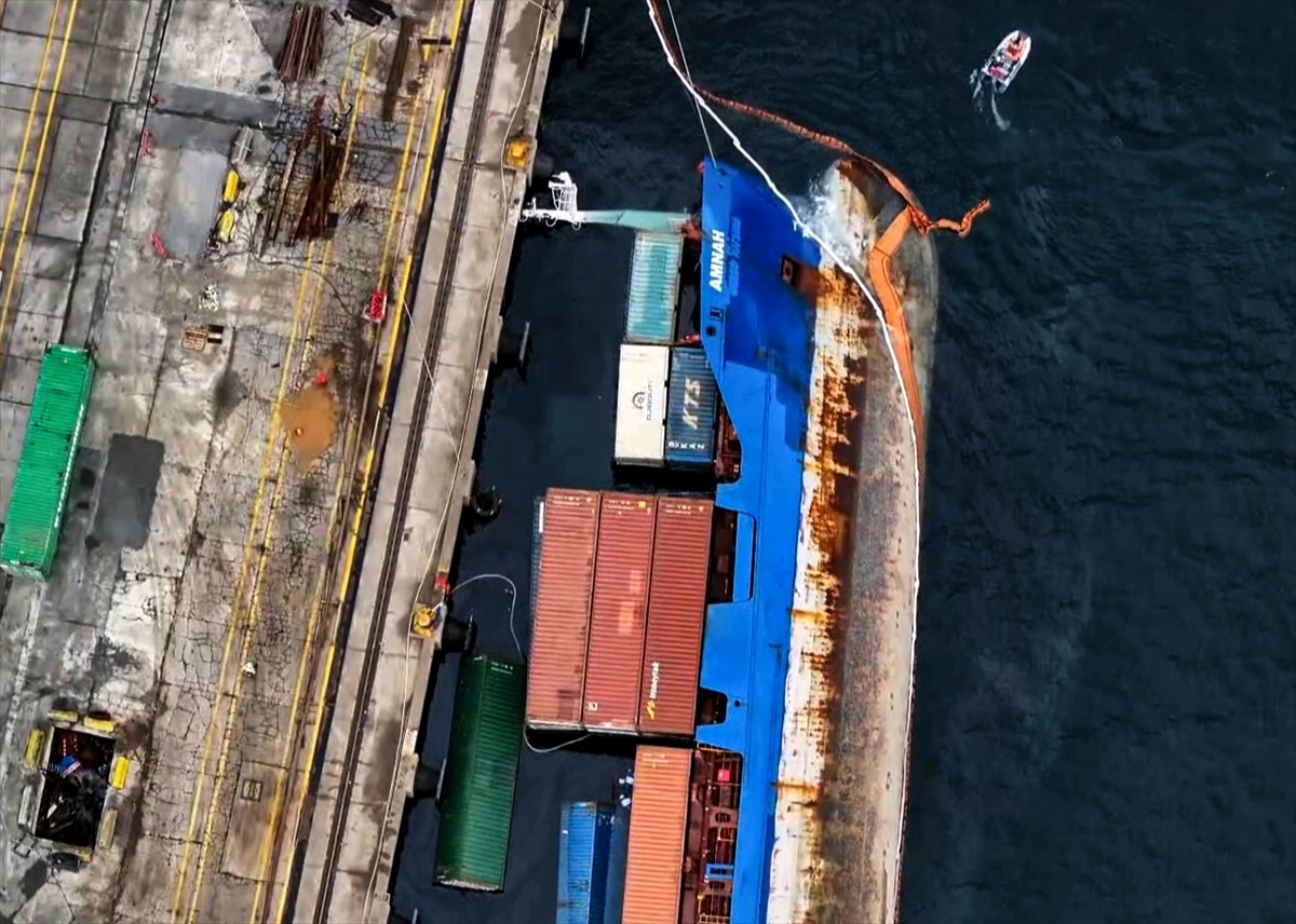 Ambarlı Limanı'nda yükleme yapılırken yan yatan kuru yük gemisindeki 15 personel tahliye...